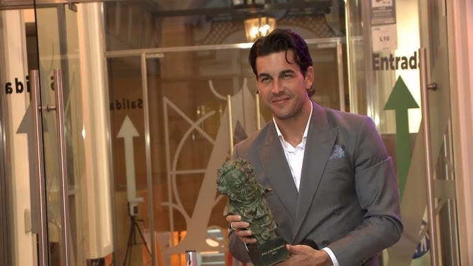 Mario Casas recoge su Goya