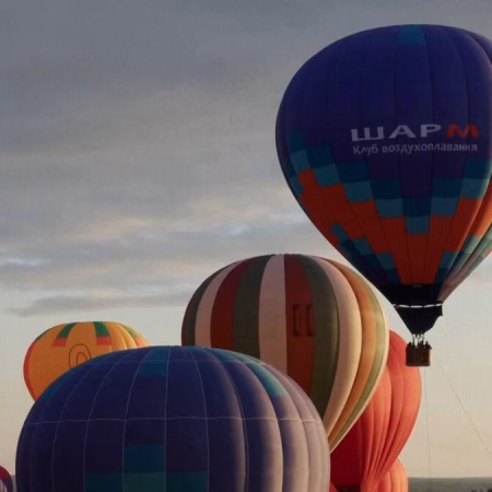 50 globos aerostáticos rusos surcan el cielo del Anillo de Oro para batir un récord