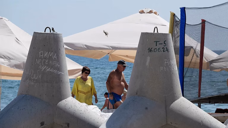 "No sabemos si mañana estaremos vivos": así pasa el verano en las playas de Odesa