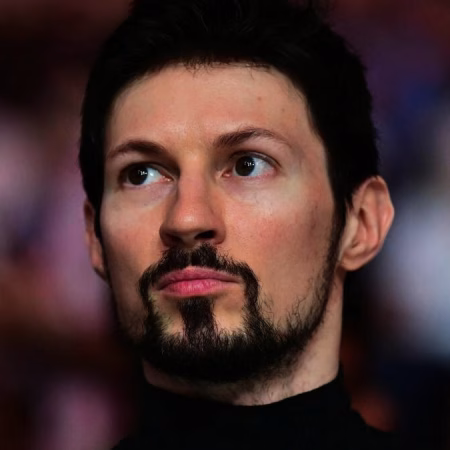 El FSB pone en busca y captura a Durov, y él responde con una foto haciendo una peineta