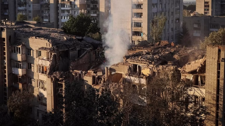 Rusia ataca Ucrania: 13 muertos, dos niños y un cráter en Polonia