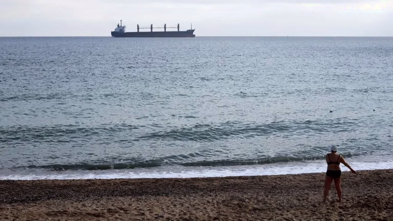 Un muerto y fuego a bordo: Rusia alcanza el carguero Mera Queen en el mar Negro
