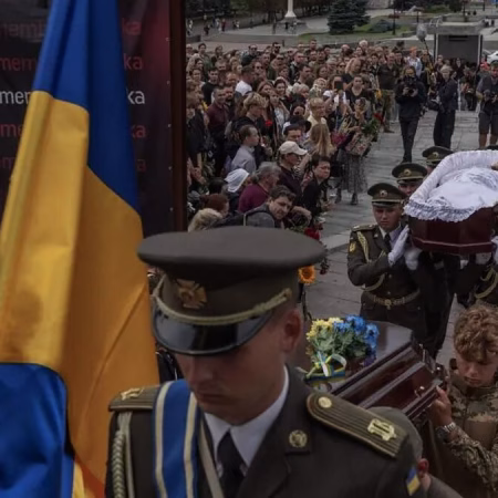 Miles de ucranianos dan el último adiós a Yukov, el hombre que recuperó los muertos de la guerra