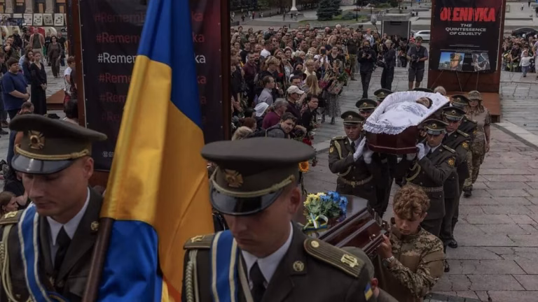 Miles de ucranianos dan el último adiós a Yukov, el hombre que recuperó los muertos de la guerra